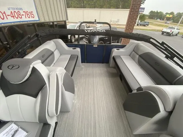 Slide: The Image of Veranda VISTA22RC Tri-Toon 2025 - 10