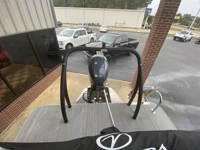 Slide: The Image of Veranda VISTA22RC Tri-Toon 2025 - 11