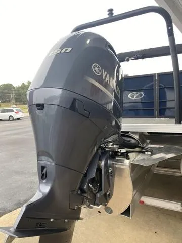 Slide: The Image of Veranda VISTA22RC Tri-Toon 2025 - 12