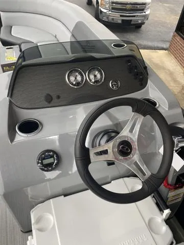 Slide: The Image of Veranda VISTA22RC Tri-Toon 2025 - 14