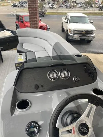 Slide: The Image of Veranda VISTA22RC Tri-Toon 2025 - 15