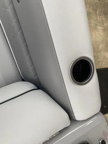 Slide: The Image of Veranda VISTA22RC Tri-Toon 2025 - 16