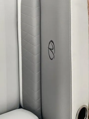 Slide: The Image of Veranda VISTA22RC Tri-Toon 2025 - 17