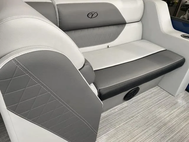 Slide: The Image of Veranda VISTA22RC Tri-Toon 2025 - 18