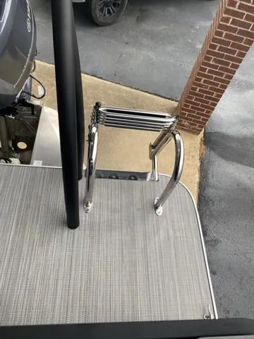 Slide: The Image of Veranda VISTA22RC Tri-Toon 2025 - 19