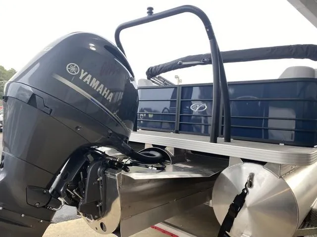 Slide: The Image of Veranda VISTA22RC Tri-Toon 2025 - 3