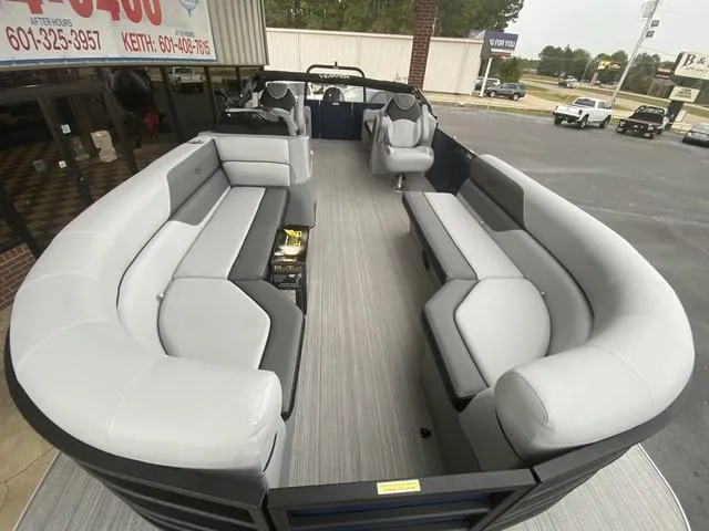 Slide: The Image of Veranda VISTA22RC Tri-Toon 2025 - 4