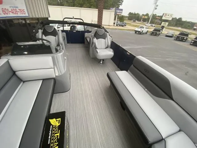 Slide: The Image of Veranda VISTA22RC Tri-Toon 2025 - 6