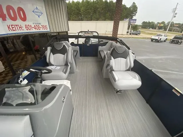 Slide: The Image of Veranda VISTA22RC Tri-Toon 2025 - 7