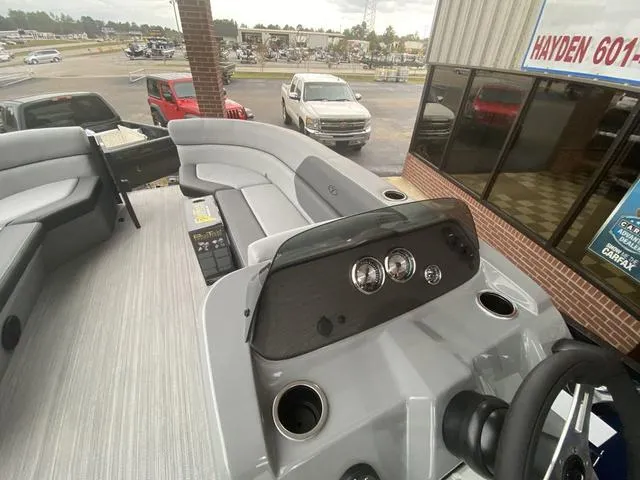 Slide: The Image of Veranda VISTA22RC Tri-Toon 2025 - 8