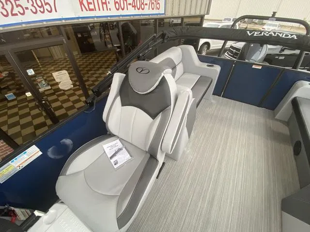 Slide: The Image of Veranda VISTA22RC Tri-Toon 2025 - 9