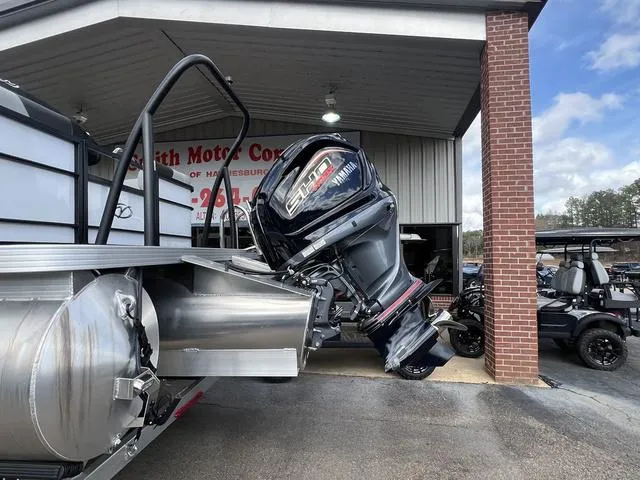 Slide: The Image of Veranda VR25RC Tri-Toon 2025 - 10