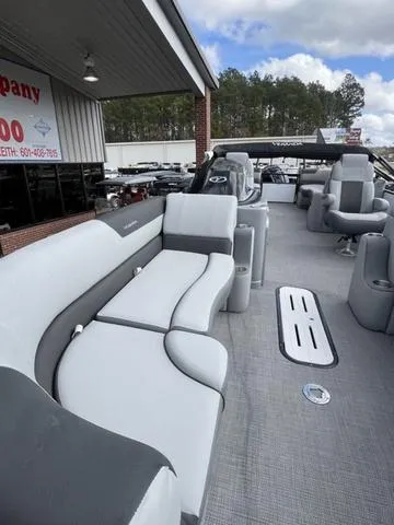 Slide: The Image of Veranda VR25RC Tri-Toon 2025 - 14