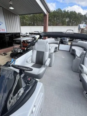 Slide: The Image of Veranda VR25RC Tri-Toon 2025 - 15