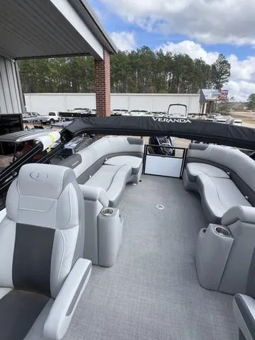 Slide: The Image of Veranda VR25RC Tri-Toon 2025 - 16