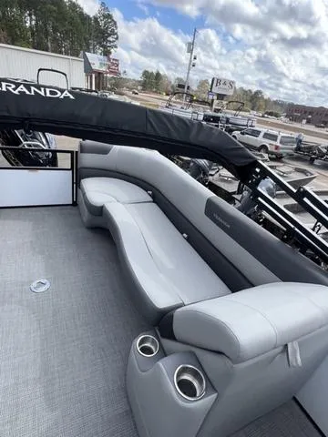 Slide: The Image of Veranda VR25RC Tri-Toon 2025 - 17