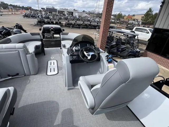 Slide: The Image of Veranda VR25RC Tri-Toon 2025 - 19