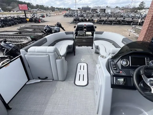 Slide: The Image of Veranda VR25RC Tri-Toon 2025 - 20