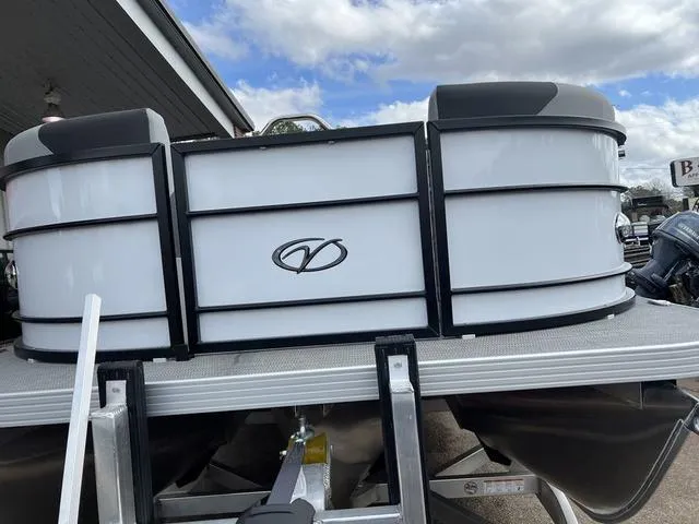 Slide: The Image of Veranda VR25RC Tri-Toon 2025 - 3