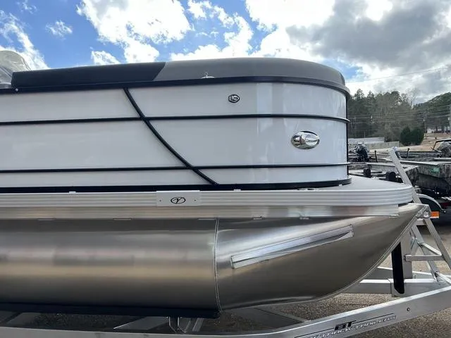 Slide: The Image of Veranda VR25RC Tri-Toon 2025 - 5