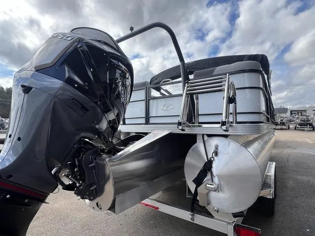 Slide: The Image of Veranda VR25RC Tri-Toon 2025 - 6