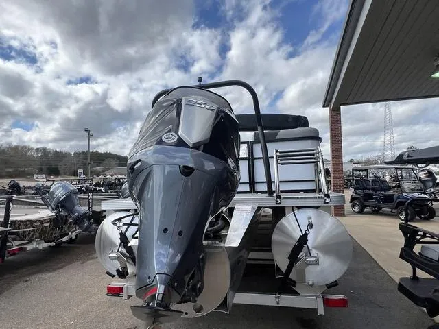 Slide: The Image of Veranda VR25RC Tri-Toon 2025 - 7