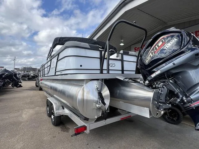 Slide: The Image of Veranda VR25RC Tri-Toon 2025 - 8