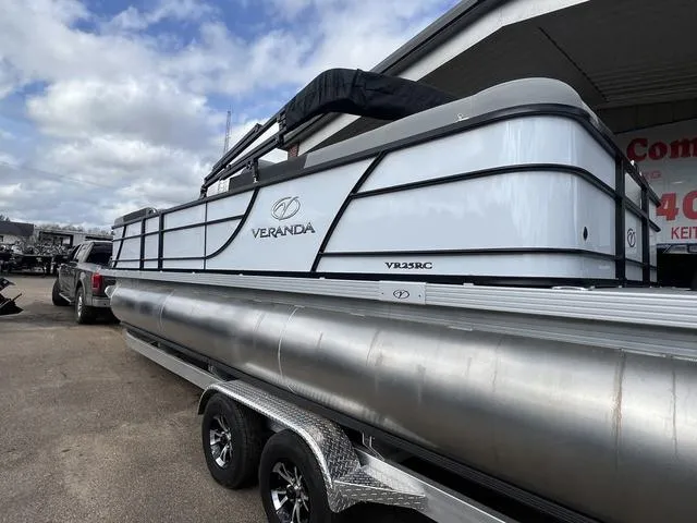 Slide: The Image of Veranda VR25RC Tri-Toon 2025 - 9