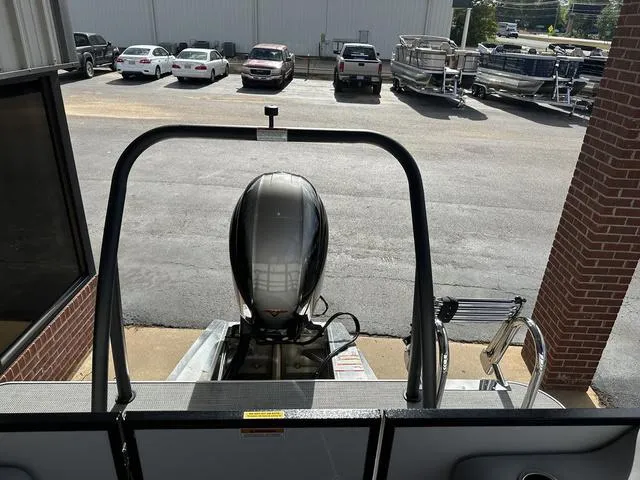 Slide: The Image of Veranda VISTA22RC Tri-Toon 2024 - 10