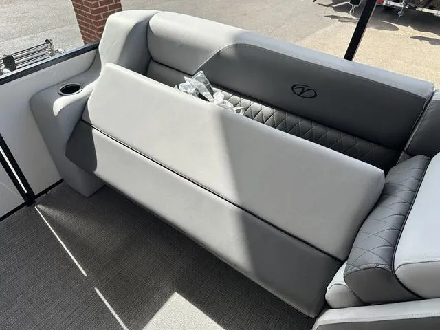 Slide: The Image of Veranda VISTA22RC Tri-Toon 2024 - 11