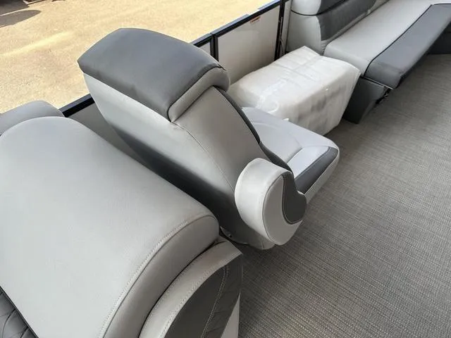 Slide: The Image of Veranda VISTA22RC Tri-Toon 2024 - 12