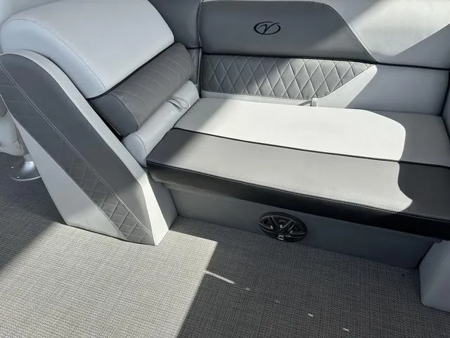 Slide: The Image of Veranda VISTA22RC Tri-Toon 2024 - 13