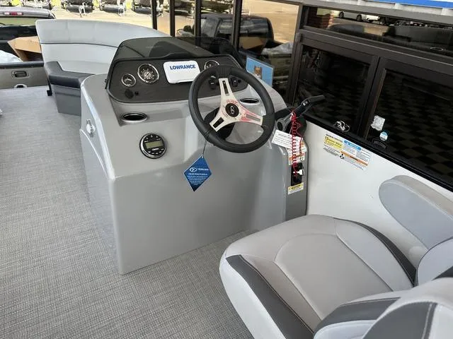 Slide: The Image of Veranda VISTA22RC Tri-Toon 2024 - 14