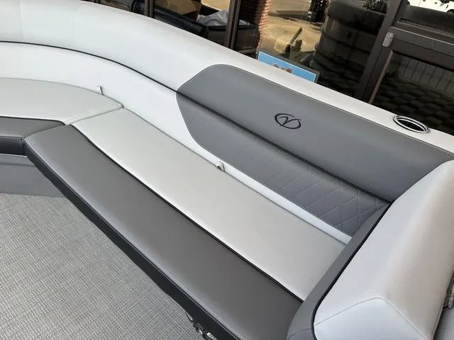 Slide: The Image of Veranda VISTA22RC Tri-Toon 2024 - 15