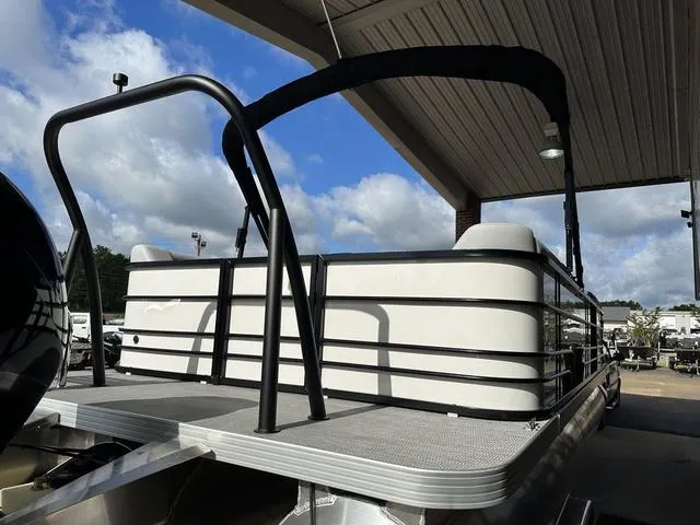 Slide: The Image of Veranda VISTA22RC Tri-Toon 2024 - 17