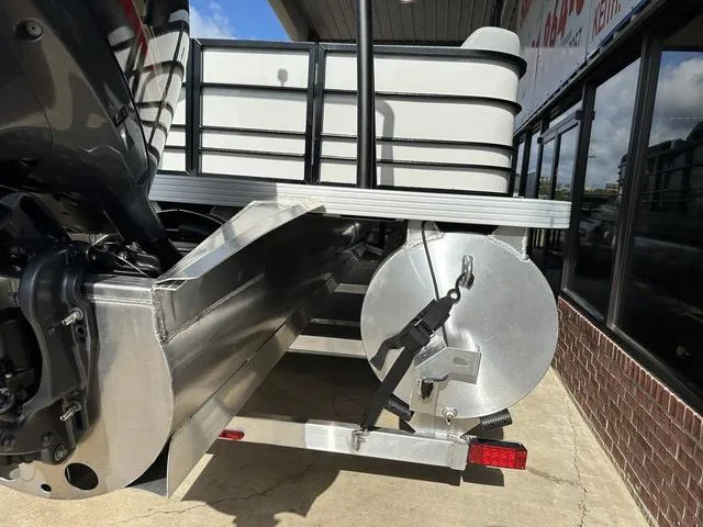 Slide: The Image of Veranda VISTA22RC Tri-Toon 2024 - 18