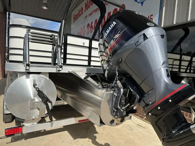 Slide: The Image of Veranda VISTA22RC Tri-Toon 2024 - 19