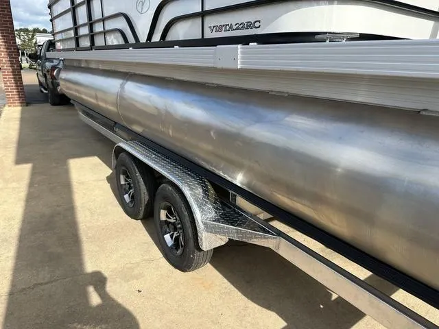 Slide: The Image of Veranda VISTA22RC Tri-Toon 2024 - 23