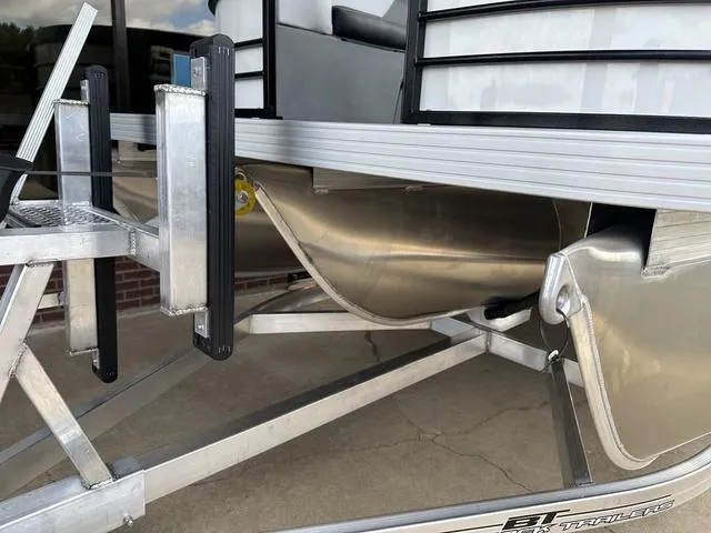 Slide: The Image of Veranda VISTA22RC Tri-Toon 2024 - 24