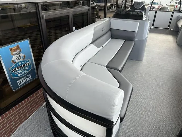 Slide: The Image of Veranda VISTA22RC Tri-Toon 2024 - 4