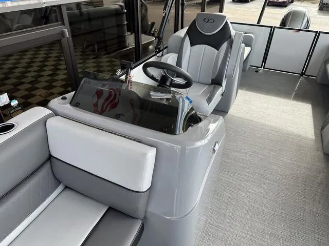 Slide: The Image of Veranda VISTA22RC Tri-Toon 2024 - 6