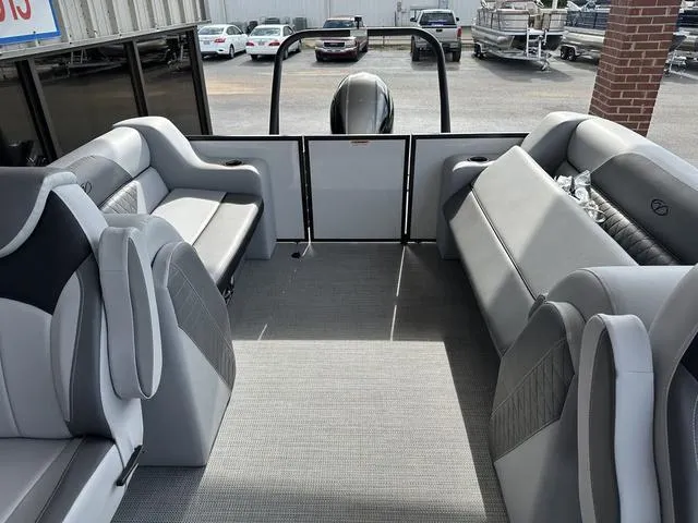 Slide: The Image of Veranda VISTA22RC Tri-Toon 2024 - 7