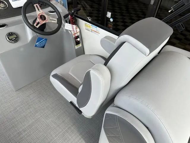 Slide: The Image of Veranda VISTA22RC Tri-Toon 2024 - 8