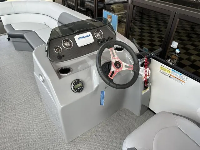 Slide: The Image of Veranda VISTA22RC Tri-Toon 2024 - 9