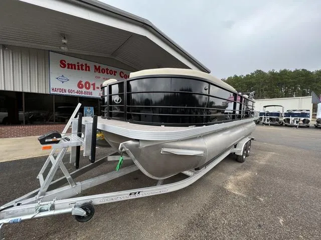 Slide: The Image of Veranda VISTA22RC Tri-Toon 2025 - 10