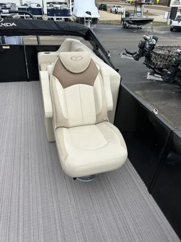 Slide: The Image of Veranda VISTA22RC Tri-Toon 2025 - 12