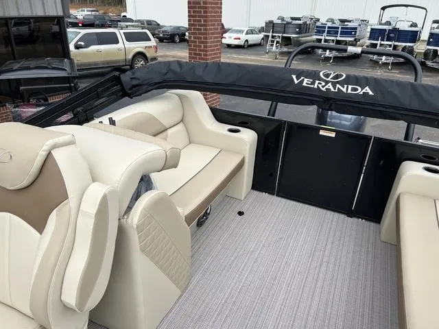 Slide: The Image of Veranda VISTA22RC Tri-Toon 2025 - 13