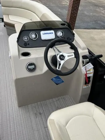 Slide: The Image of Veranda VISTA22RC Tri-Toon 2025 - 14