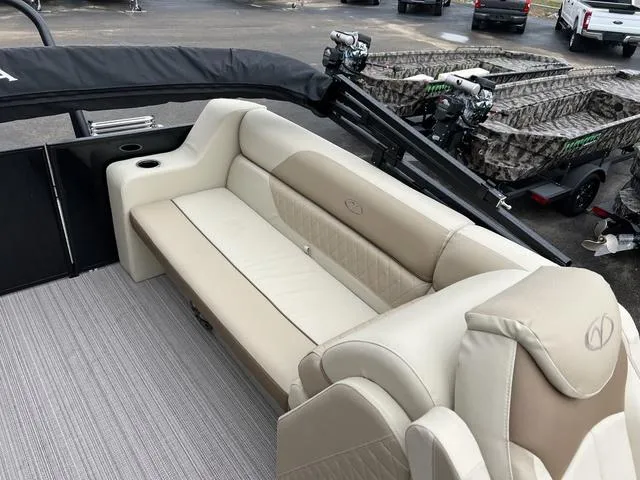 Slide: The Image of Veranda VISTA22RC Tri-Toon 2025 - 15