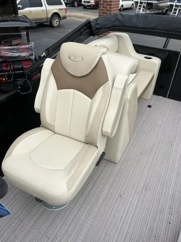 Slide: The Image of Veranda VISTA22RC Tri-Toon 2025 - 16